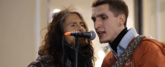 Steven Tyler, duetto a sopresa per le vie di Mosca: fa da spalla a un artista di strada