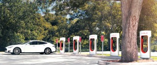 Copertina di Tesla, i Supercharger raggiungono quota 500, ma i tedeschi rimangono “freddi”