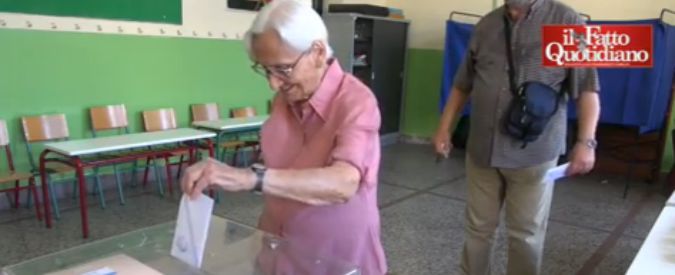 Copertina di Grecia al voto, le voci degli elettori ai seggi tra proteste, astensionismo e delusione