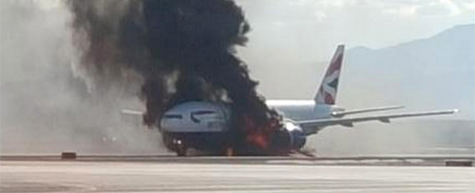 Copertina di Panico a bordo, a Las Vegas aereo prende fuoco prima del decollo. Passeggeri filmano evacuazione