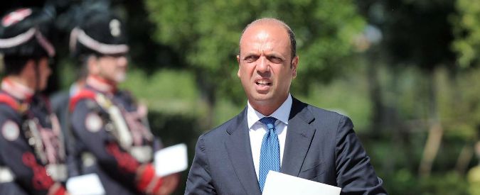 Angelino Alfano, le intercettazioni dei boss contro il ministro: “Ha i nostri voti, ma si dimentica di tutti. Lo fottiamo”