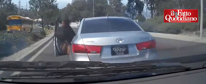 Copertina di Usa, storia di ordinaria follia: donna scende dall’auto in corsa e causa un tamponamento