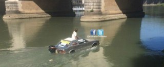 Copertina di Roma, naviga sul Tevere con la sua Maserati: bloccato dalla polizia (VIDEO)