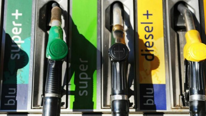 Carburanti, il cdm decide sulla proroga dello sconto. L’ipotesi accise mobili e la solita suggestione di Salvini: “Tassare di più le banche”