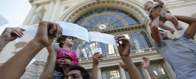 Copertina di Migranti, migliaia a Budapest: chiusa stazione per disordini. Il governo: “Colpa della Merkel”. E invia 3mila soldati al confine