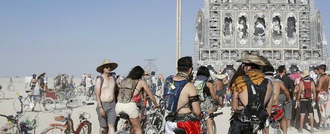Burning Man, nel deserto del Nevada rivive l’utopia radical che piace a Zuckerberg e Bezos (FOTO)