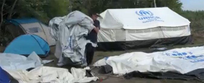 Copertina di Migranti, raid della polizia ungherese in un campo profughi: arrestati tutti i rifugiati