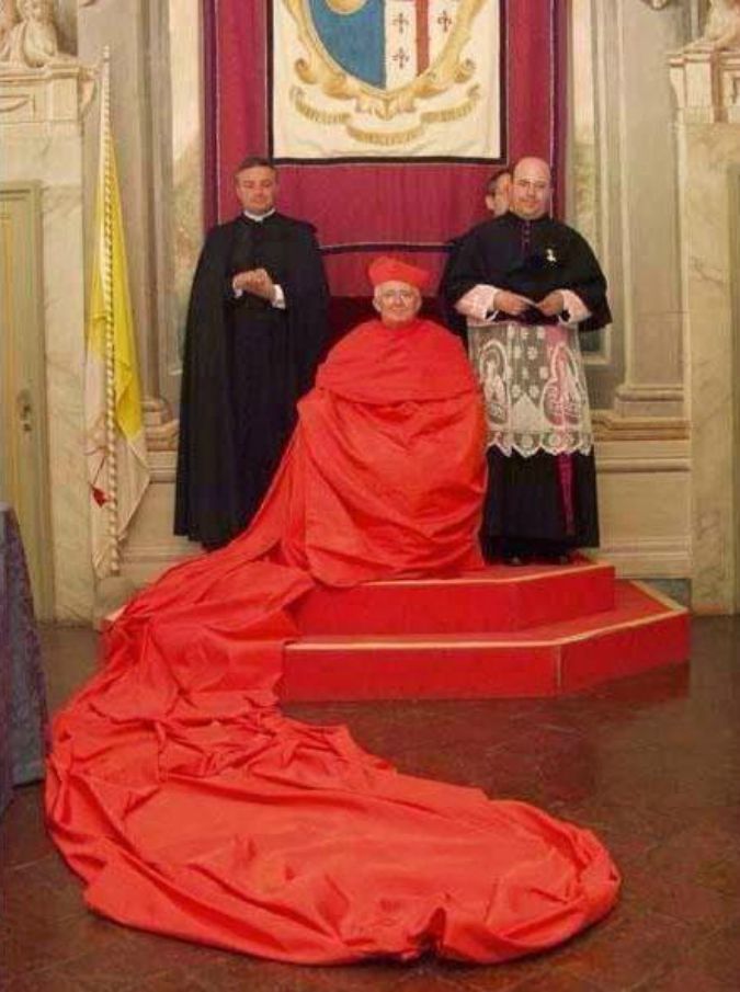 Papa Francesco lo rispedisce a Valencia e l’arcivescovo sfoggia paramenti sfarzosi, con tanto di mantello rosso lungo 20 metri (video)