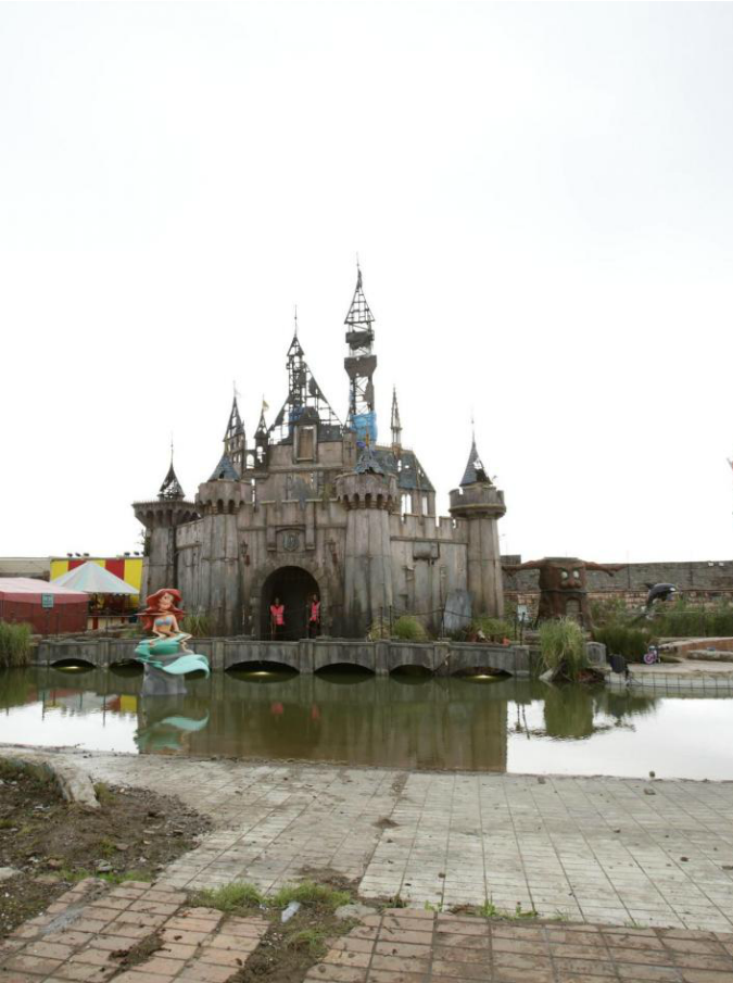 Dismaland, il castello di Cenerentola si sposta al campo profughi di Calais