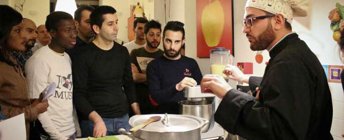 Copertina di Napoli, il catering multietnico creato da 4 migranti: “Con la nostra cucina vogliamo stupire gli italiani”