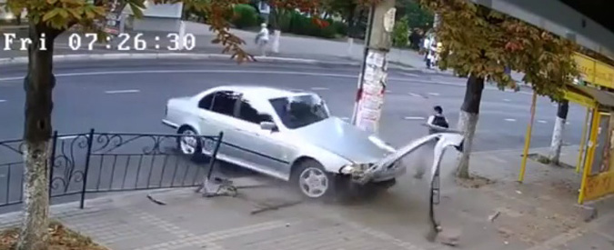 Copertina di Auto si schianta a tutta velocità contro il palo: lo studente in attesa del bus resta sotto choc