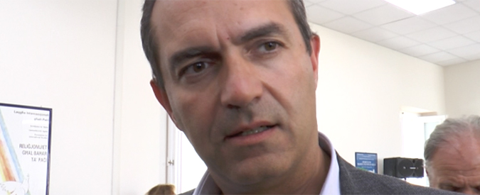 Copertina di Napoli, De Magistris lancia il “manifesto” anti-Salvini: “Terroni e immigrati uniti”