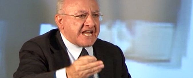 Copertina di De Luca contro il Fatto: “Vi potete sbizzarrire: orgoglioso delle mie vicende giudiziarie”