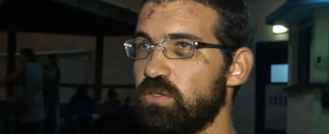Copertina di Palestina, l’attivista italiano arrestato: “Picchiato dai soldati israeliani con calci e pugni”