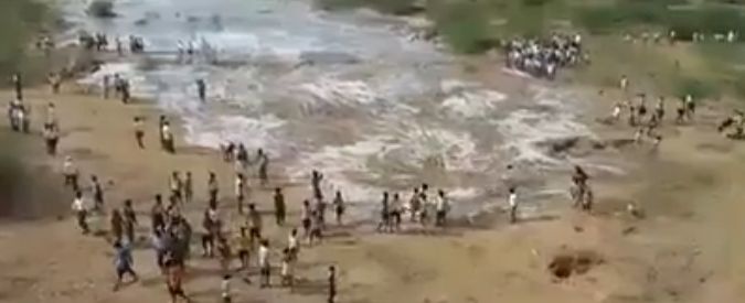 Copertina di India, festa per il ritorno dell’acqua nel fiume Kalavapalli dopo 20 anni in secca