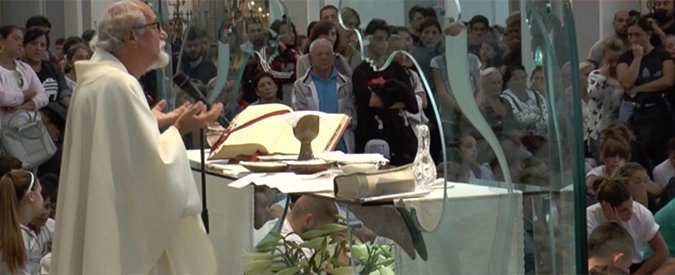 Copertina di Genny Cesarano, padre Zanotelli ai funerali: “Dio non manda nessuno a salvarci, tocca a noi”