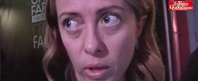 Copertina di Centrodestra, tutti contro Silvio. Maroni e Meloni: “Fare le primarie, lui si adegui”