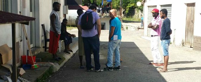 Copertina di Migranti, il centro d’accoglienza in Calabria è nello scantinato di un ex ristorante di montagna