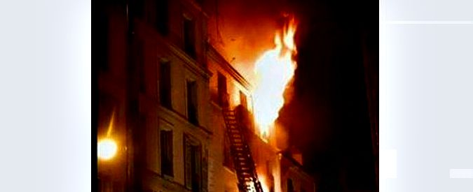 Copertina di Parigi, otto morti in un incendio. Tra le vittime una famiglia senegalese. Fermato un sospetto (FOTO e VIDEO)