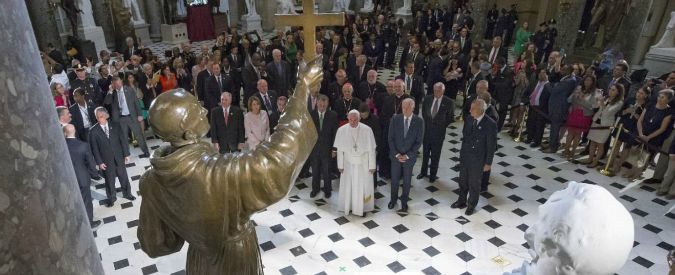 Papa Francesco, vandali sulla tomba di padre Junipero Serra dopo la canonizzazione: “Santo del genocidio”