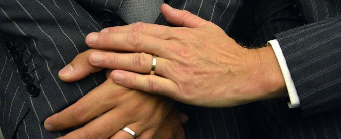 Matrimoni gay, impiegata Usa nega licenze: “E’ contro Dio”. Ma è stata sposata 4 volte
