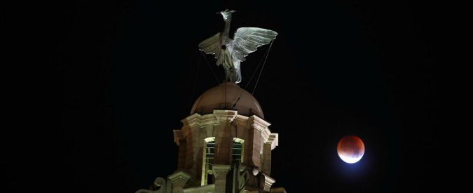 Copertina di Eclissi lunare, lo spettacolo della Superluna in tutto il mondo (FOTO)