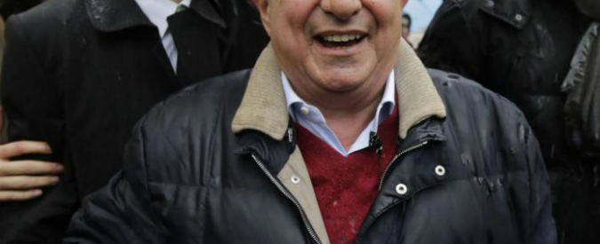 Gianni Morandi nega un selfie a Magalli e lui si sfoga su Facebook: “I like non fanno la felicità”