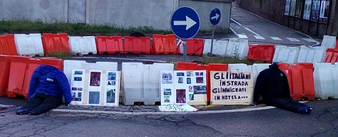 Copertina di Migranti, a Tradate manifestazione con manichini senza testa: “Basta invasione”