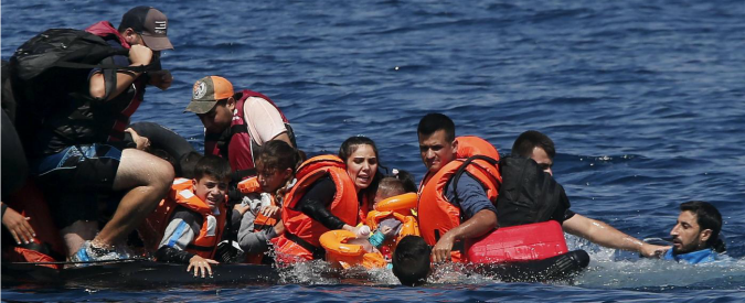 Copertina di Profughi, 34 morti in Grecia. Austria, 42 migranti in un camion frigo. Berlino: “L’Ue ha fallito completamente”