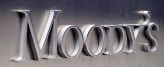 Moody’s taglia prospettive per l’Italia: “Crisi politica pesa sulle riforme. Rischio che lo Stato debba ricapitalizzare banche”