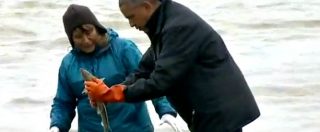 Copertina di Obama in Alaska, il salmone depone le uova e centra le scarpe del presidente