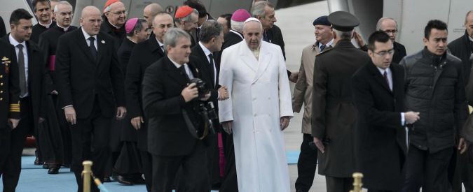 New York, uomo armato in aeroporto: “Fatemi incontrare il Papa, voglio cambiare il mondo”