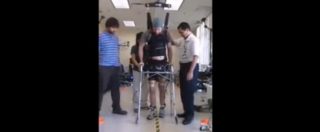 Copertina di Usa, paraplegico torna a camminare dopo anni di paralisi grazie a una tuta bionica