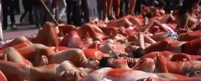 Copertina di Parigi, sfilano gli animalisti: “Corpi rosso sangue per denunciare crudeltà dei mattatoi”