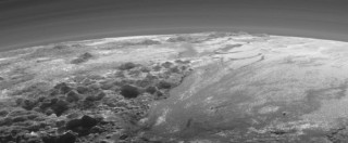 Copertina di Spazio, New Horizons immortala i monti e i ghiacciai di Plutone: “Simili a quelli della Terra”