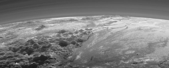 Copertina di Spazio, New Horizons immortala i monti e i ghiacciai di Plutone: “Simili a quelli della Terra”