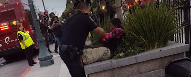 Copertina di California, polizia ferma in strada sedicenne di colore: il web si rivolta all’immotivata violenza dell’arresto