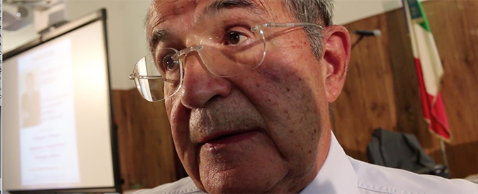 Copertina di Migranti, Prodi: “Filo spinato mostra lo sfacelo Ue. Italia continui a non ‘alzare muri’ in mare”