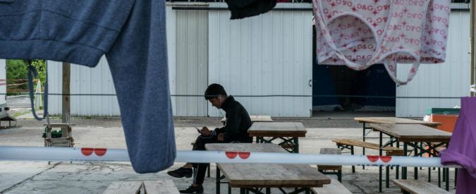 Copertina di Migranti, il racconto del sindaco di Udine Honsell: “Case, canoniche e alberghi non bastano più. In attesa delle caserme li lascio per strada, sperando che non piova”