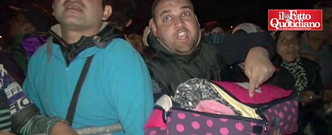 Copertina di Migranti, migliaia al confine austriaco. Uomo urla, neonata in braccio: “Troppo freddo”