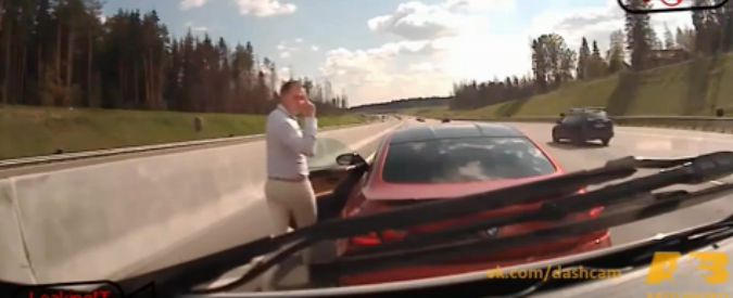 Copertina di Russia, il bullo in Bmw prima ostacola e poi blocca l’ambulanza in autostrada: “Non puoi guidare su questa corsia”