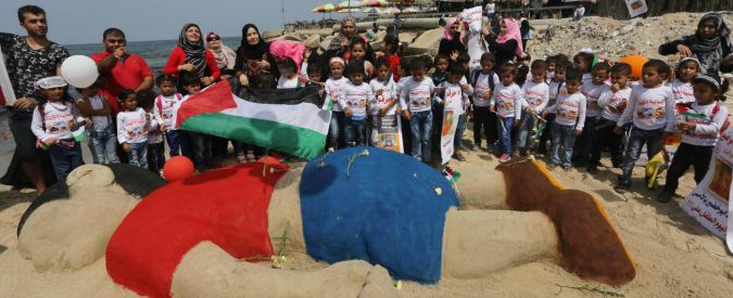Copertina di Aylan Kurdi, su una spiaggia di Gaza una scultura per ricordare il bambino siriano morto in Turchia