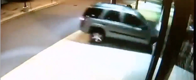 Copertina di Usa, in azione la banda del suv: sfondano vetrina e svaligiano negozio di griffe