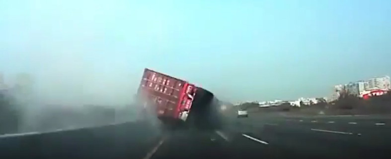 Copertina di Cina, tir si ribalta in autostrada e travolge due auto: le immagini choc dalla dash cam