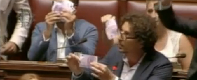 Copertina di Soldi ai partiti, dalle tribune della Camera attivisti M5S lanciano banconote finte