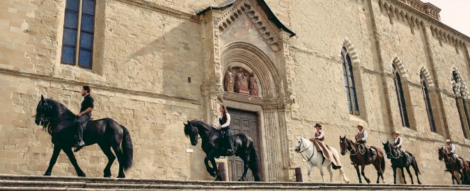 Copertina di TransUmando, ultima tappa ad Arezzo per la rievocazione del ritorno dei butteri dal mare alla montagna