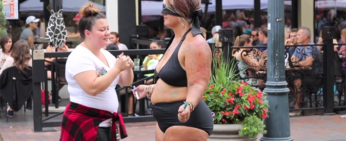 Copertina di “Accettate il vostro corpo”. La performance dell’artista bulimica commuove l’America