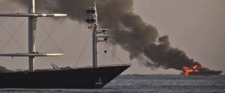 Copertina di Napoli, a fuoco lo yacht di De Laurentiis. Cannavaro posta il video su Facebook