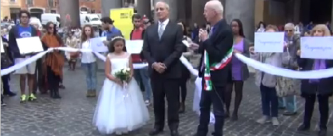 Amnesty, al Pantheon ‘matrimonio choc’ tra un adulto e una bambina: campagna contro le unioni forzate