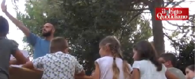 Copertina di Scuola, asilo nel bosco: l’esperimento riuscito di Ostia. Maestri: “La natura come insegnamento”